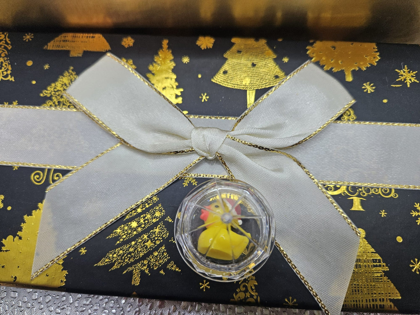 Christmas Dead Sea Salt Bath Soaking & Foaming Himalayan Bath Salt Pamper Set โ A Luxurious Holiday Escape