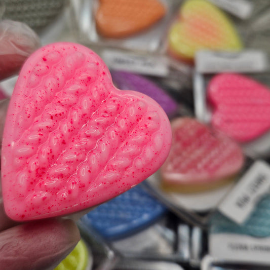 5 Scent Wax Melts – Surprise Yourself with 5 Unique Wool Heart Clamshells